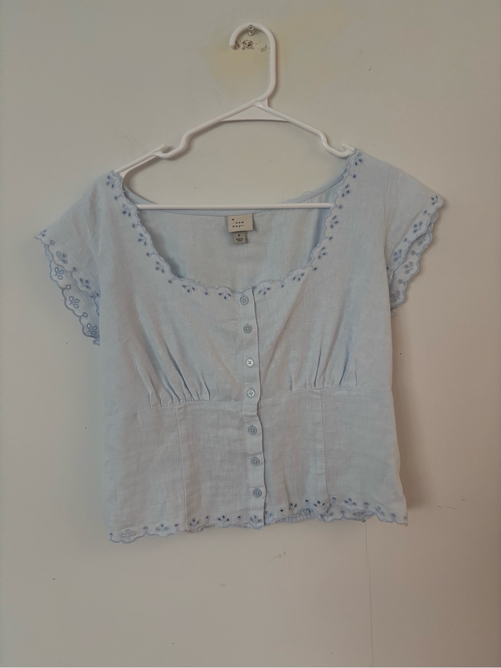 a new day light blue wendy darling floral eyelet trim button crop blouse top🪞